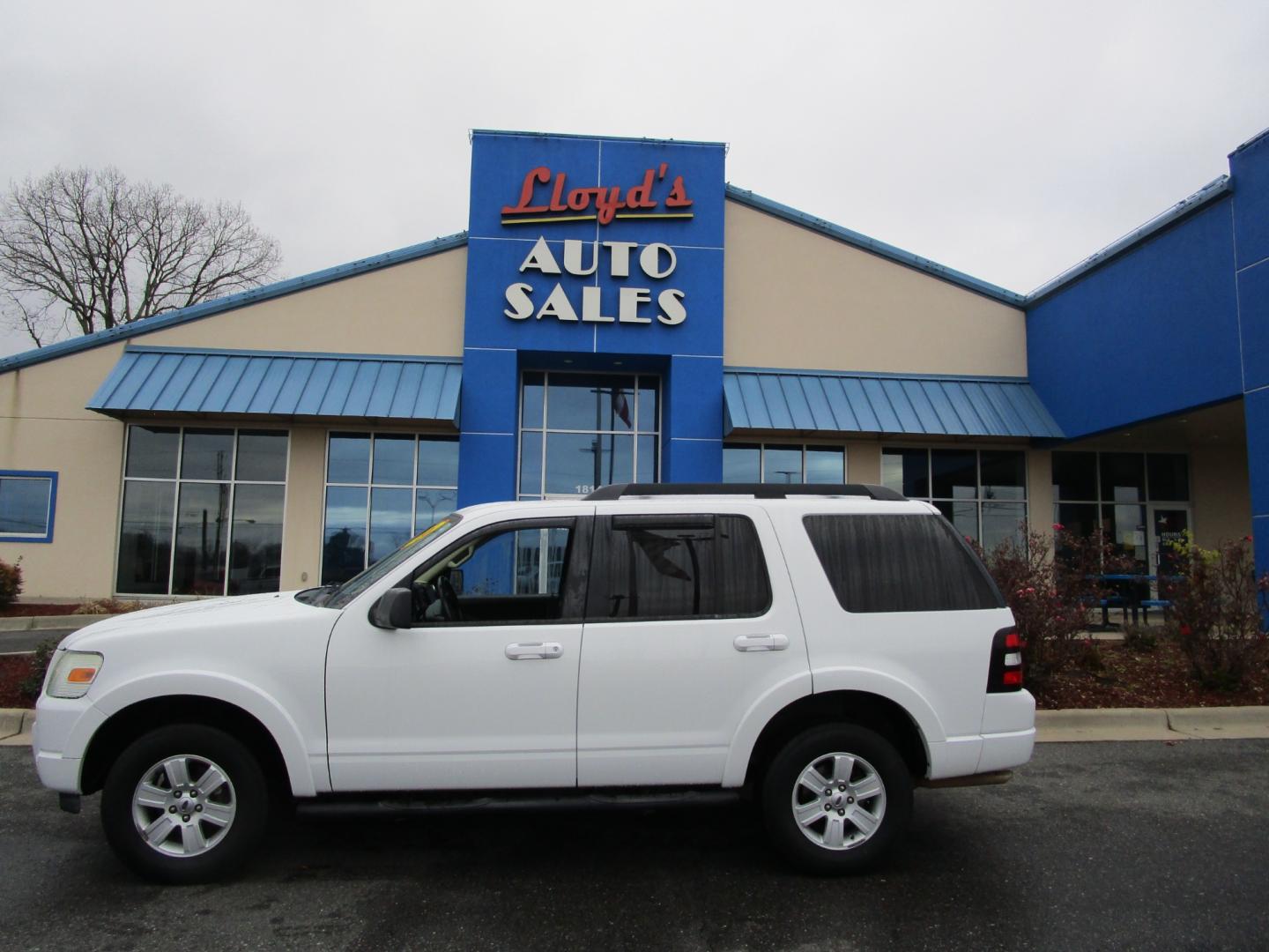 2010 WHITE Ford Explorer XLT 4.0L 2WD (1FMEU6DE1AU) with an 4.0L V6 SOHC 16V engine, 5-Speed Automatic transmission, located at 1814 Albert Pike Road, Hot Springs, AR, 71913, (501) 623-1717, 34.494228, -93.094070 - Photo#0